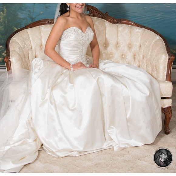 Wedding gown - Picture 6 of 6